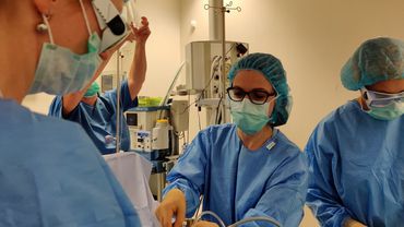 Lietuvoje atlikta unikali operacija: Santaros klinikų medikai dar negimusių dvynių kraujotaką atskyrė lazeriu