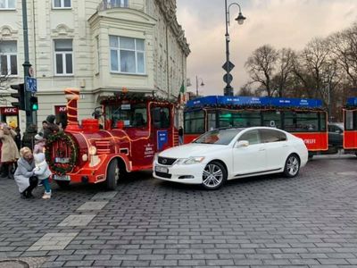 В Вильнюсе веселое катание на рождественском поезде остановил брошенный на дороге Lexus - Литва и страны Балтии