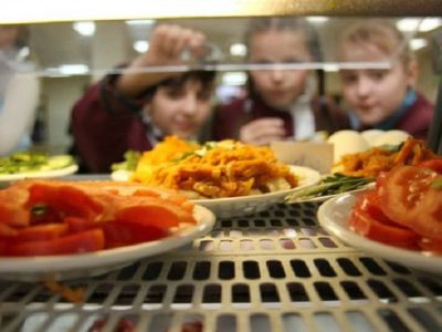 На бесплатное питание учеников будет выделяться больше средств - Литва и страны Балтии