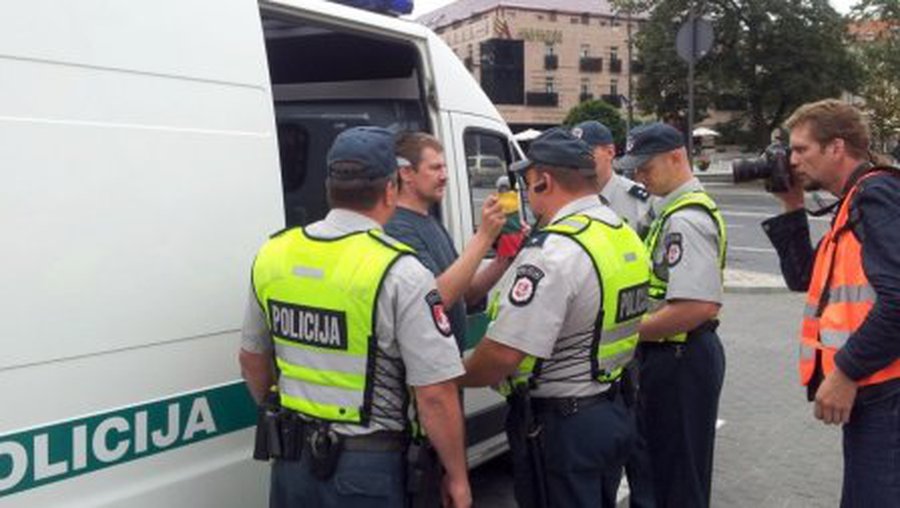 Pirmasis kovoje su homoseksualais krito V. Šustauskas, po pusvalandžio - ir P. Gražulis
 - Lietuva ir Baltijos šalys