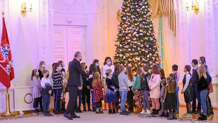 Президент с супругой зажгли огни на главной рождественской елке Президентуры