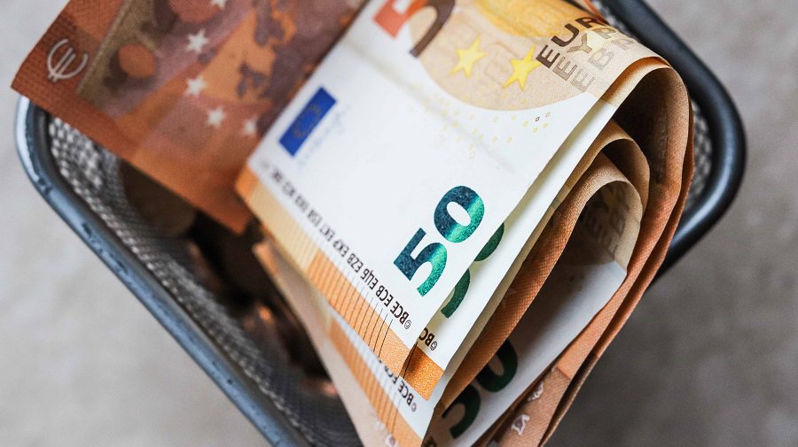 Сейм одобрил увеличение со следующего года универсальных детских денег - Литва и страны Балтии