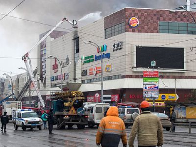 Две экспертизы подтвердили, что причиной пожара в ТЦ "Зимняя вишня" стал светильник - В Мире