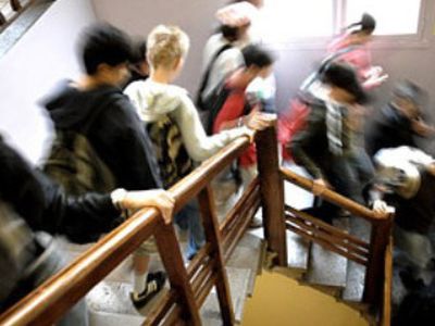 Во Франции учителя отстранили от работы за эссе о суициде - В Мире