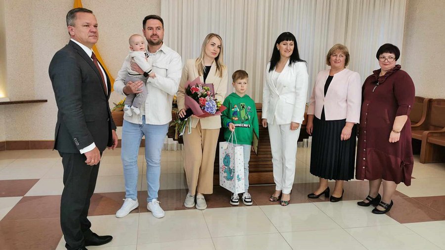 В Висагинасе чествовали первого новорождённого в этом году (видео) - Новости регионов