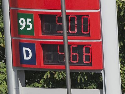 Бензин на заправках уже стоит 5 литов - Хобби, отдых и развлечения