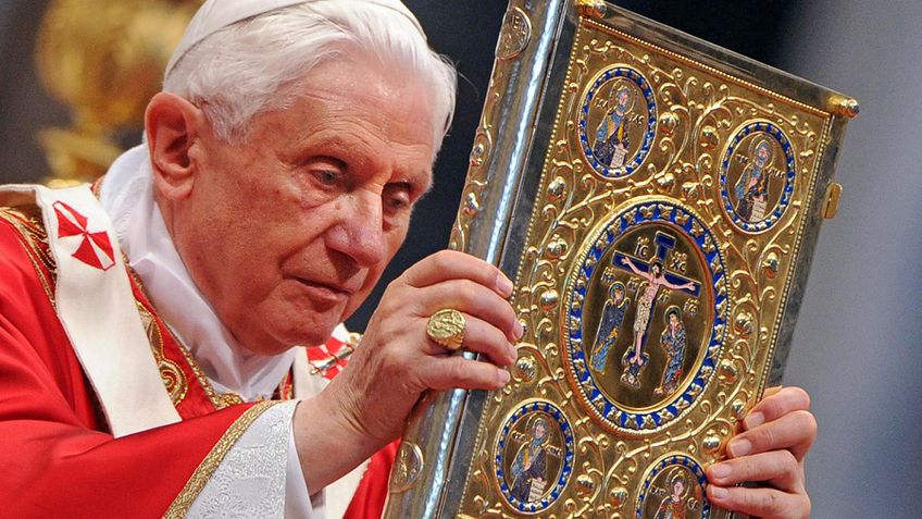 Президент примет участие в похоронах Папы Римского Бенедикта XVI
