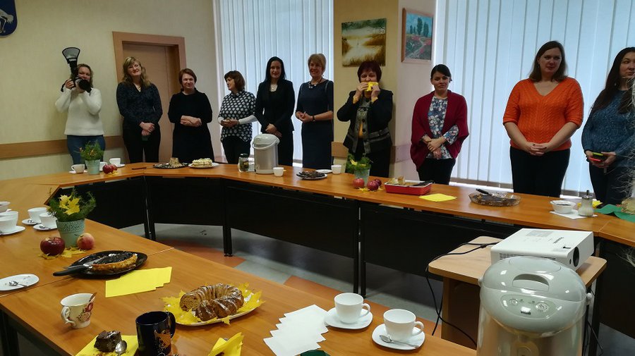 6 ноября – День пирога. В мэрии делились этим символом доброты - В Висагинасе