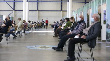 Prie „Litexpo“ susidarė milžiniškos vakcinos laukiančių žmonių eilės