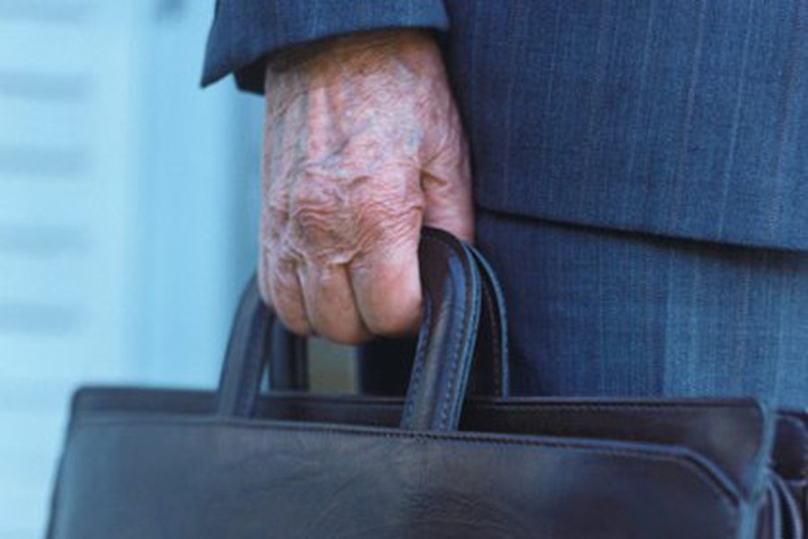 Как у пенсионеров снимают последнюю рубашку - Литва и страны Балтии