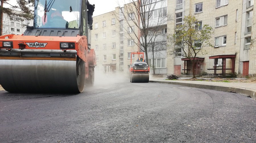 Жители реконструируемых дворов по Парко и Седулинос встретят зиму с новыми парковками и асфальтом - В Висагинасе