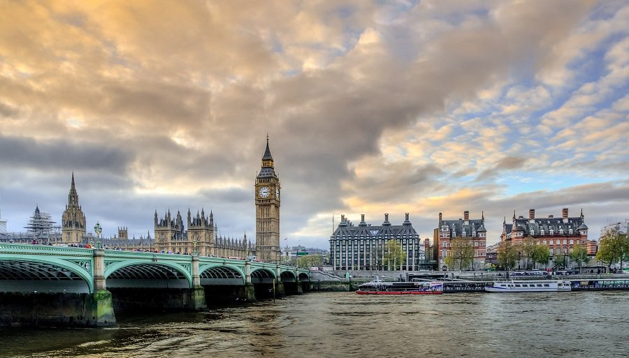 Anglijoje atšaukti COVID-19 apribojimai - Pasaulyje