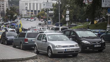 Порошенко подписал законы о легализации на Украине автомобилей с еврономерами