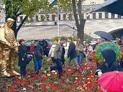 Эстонскую художницу, поставившую на Тынисмяги «золотого солдата», могут оштрафовать на 400 евро - В Мире