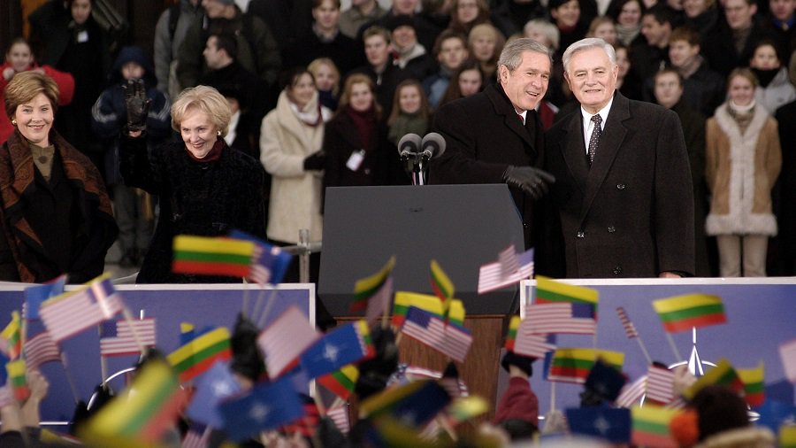 Столичное самоуправление присвоит звание почетного гражданина Джоржу Бушу - Литва и страны Балтии