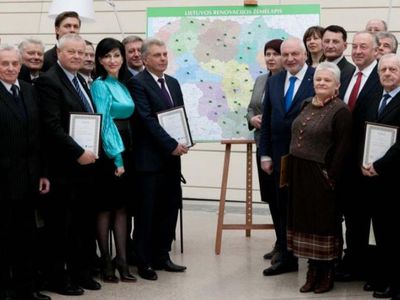 Администрации Висагинского самоуправления вручена грамота с пожеланием активнее участвовать в реновации - В Висагинасе