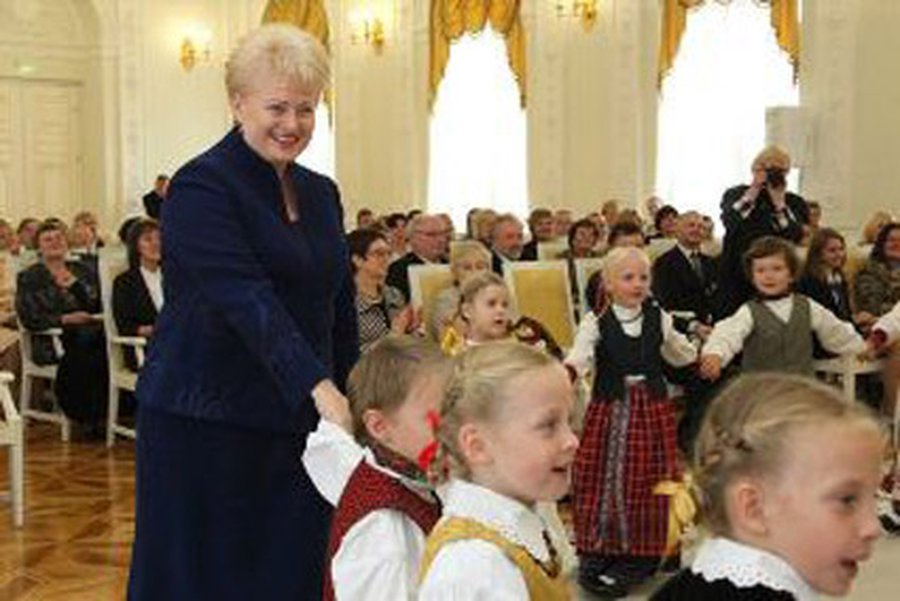 Грибаускайте: литовским учителям решать проблемы при помощи диалога, а не на улице - Литва и страны Балтии