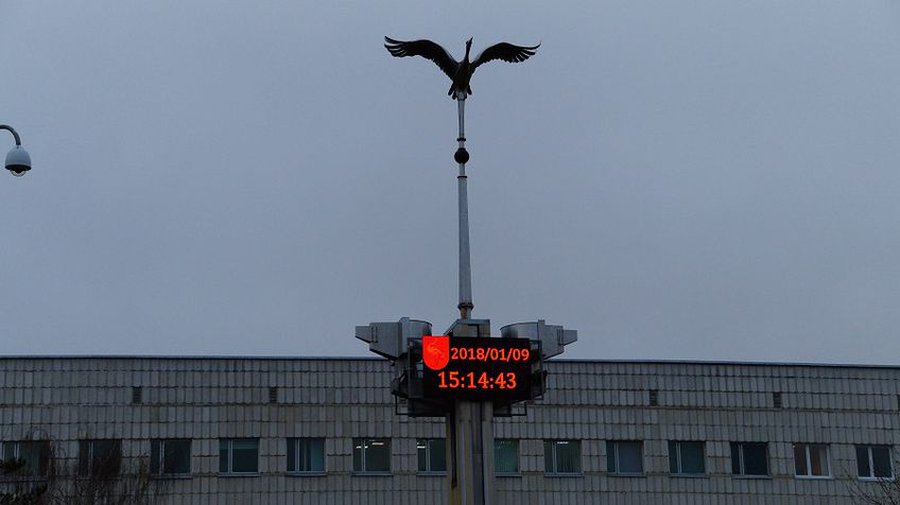 Не пора ли заменить неработающее табло на стеле с журавлем? Блиц-опрос жителей (видео) - В Висагинасе