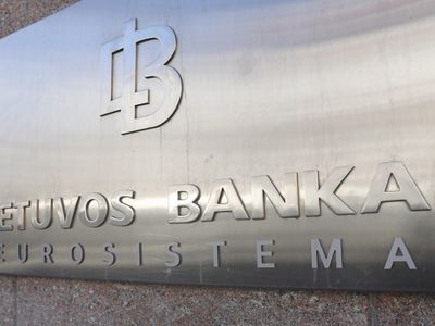 Банкам придется пересмотреть размер месячной платы за услуги - Литва и страны Балтии