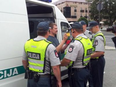 Pirmasis kovoje su homoseksualais krito V. Šustauskas, po pusvalandžio - ir P. Gražulis
 - Lietuva ir Baltijos šalys