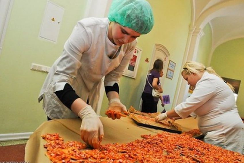 Латвийские студенты испекли двадцатиметровую пиццу                                