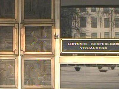 Сокращение зарплат в Литве продолжается - Литва и страны Балтии