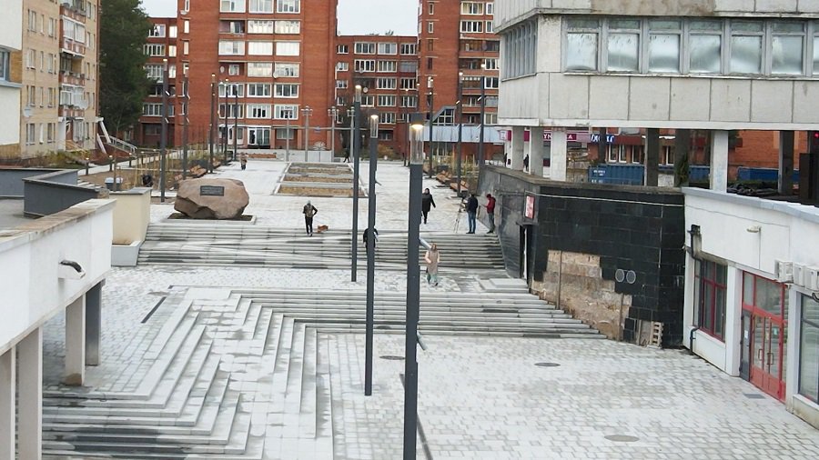 Кто должен восстановить отвалившиеся черные плиты на здании бывшего ТЦ «Эжеринас»? (видео) - В Висагинасе