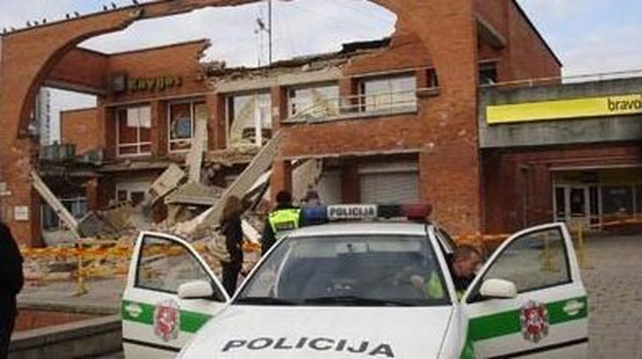 В Вильнюсе обвалилась стена торгового павильона: фоторепортаж - Литва и страны Балтии