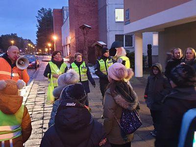 Шествие по вечернему Висагинасу: «Не будь тенью – будь видимым!» (видео) - В Висагинасе