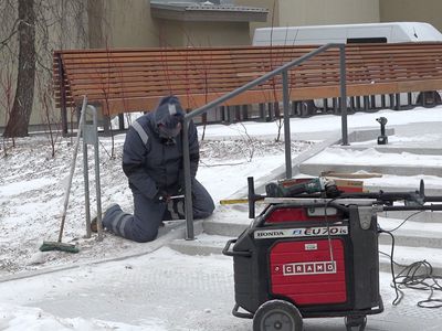На лестницах аллеи Седулинос идет установка перил - В Висагинасе