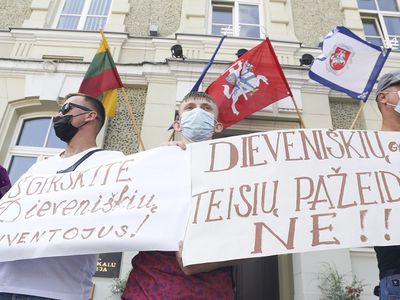 Жители литовского городка, где хотят разместить мигрантов, провели акцию протеста - Литва и страны Балтии