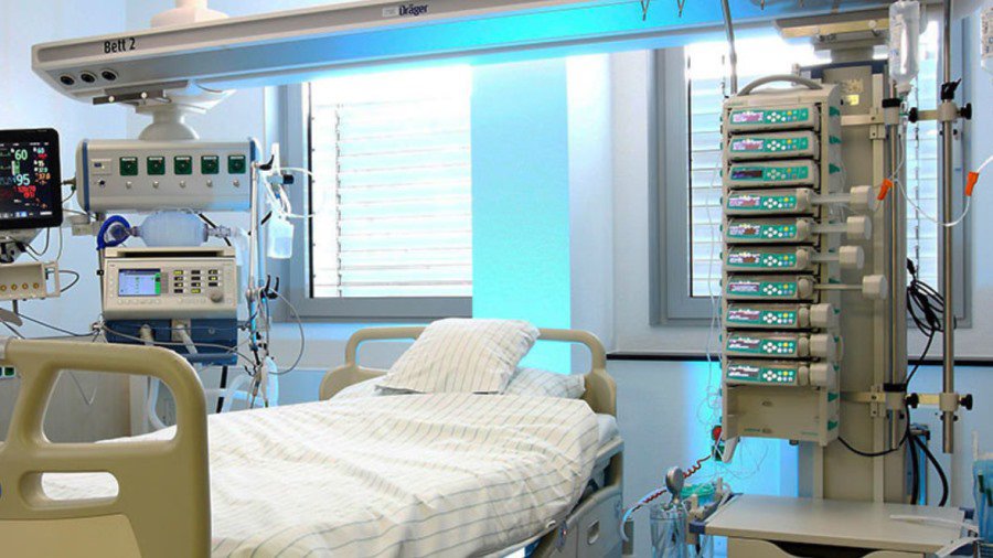 В Британии массово отменяют срочные операции, так как койки реанимации заняты больными смертельным гриппом - В Мире