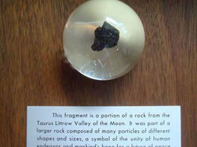 В Польше пропал подаренный Никсоном образец лунной породы - Происшествия и криминал