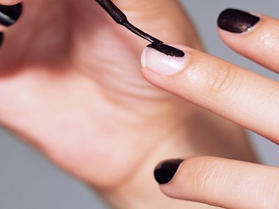 Безопасный маникюр: как выбрать лечебные и безопасные лаки для ногтей - Наука и здоровье