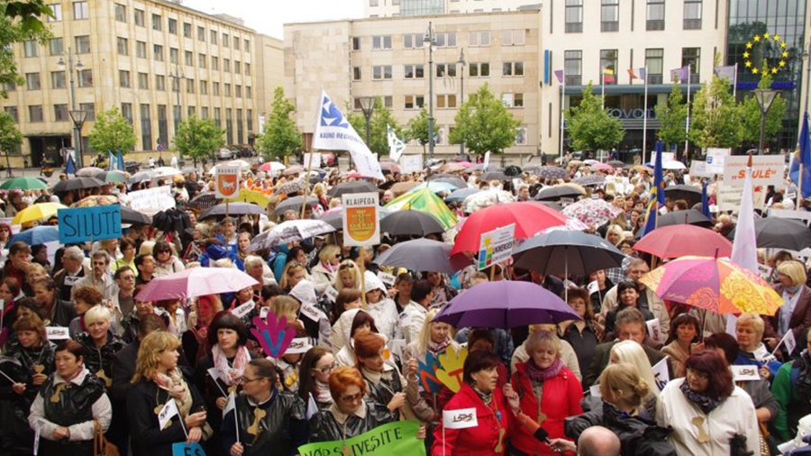 Vilniuje mokytojai prie Vyriausybės reikalavo padoraus atlygio ir orumo užtikrinimo - Lietuva ir Baltijos šalys