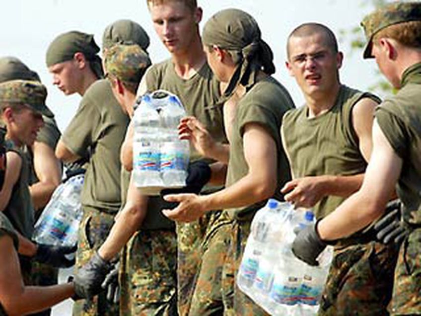 В 15 лет принимают на войну. Солдат на гражданке. Солдат пьет воду из фляжки.