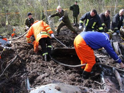 Полсотни солдат третий день вытаскивают обломки разбившегося литовского истребителя                                                                 - Литва и страны Балтии