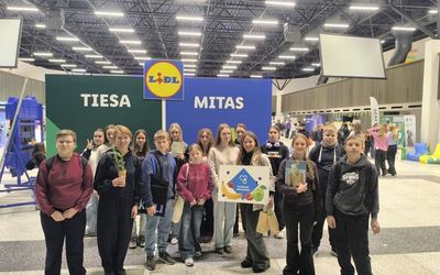 Ученики «Draugystės» предложили посадить у школы ели c экофестиваля - В Висагинасе