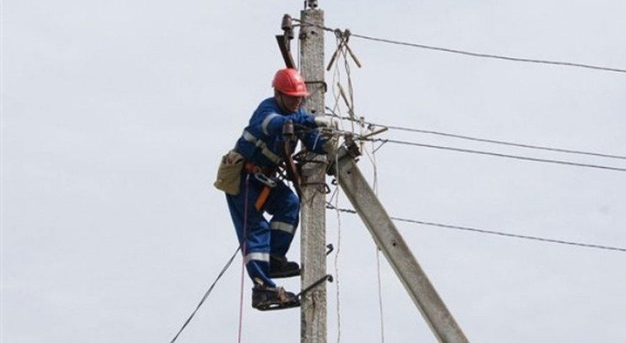 Из-за сильного ветра тысячи клиентов остались без электричества - Литва и страны Балтии