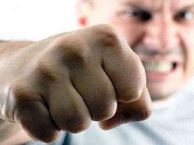 В Зарасай группа молодых людей избила нетрезвого полицейского - Происшествия и криминал