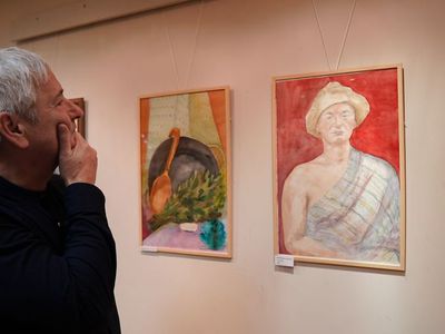 В библиотечной галерее открылась выставка о бане, созданная участниками студии “Дорогой искусства” (видео) - В Висагинасе