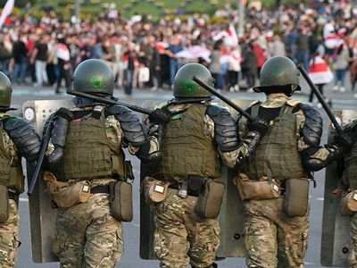 Силовики берут под контроль центр Минска и маршруты следования демонстрантов - В Мире