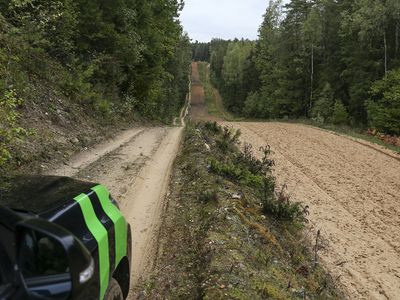 За прошлые сутки пограничники предотвратили проникновение 55 нелегальных мигрантов - Происшествия и криминал
