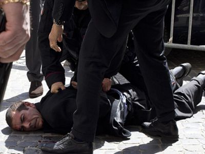 Стрельбу в центре Рима у здания правительственного дворца устроил психически неуравновешенный итальянец
 - В Мире