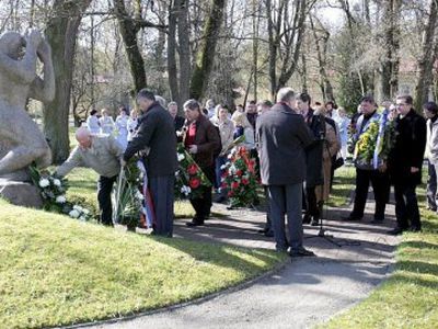 В память о погибших литовских ликвидаторах аварии на Чернобыльской АЭС                                                 - Литва и страны Балтии