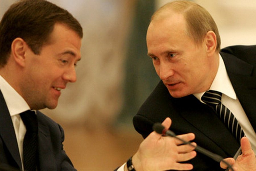 Путин и Медведев пока не решили, кто пойдет на президентские выборы 2012 года
 - В Мире