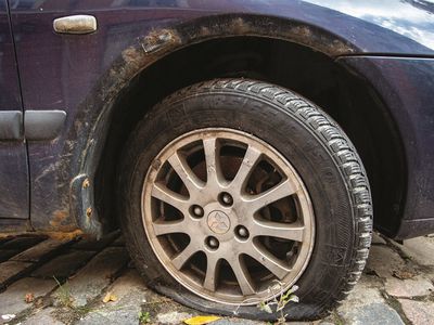 Скоро начнется рейд по очистке дворов от брошенных неэксплуатируемых автомобилей - В Висагинасе