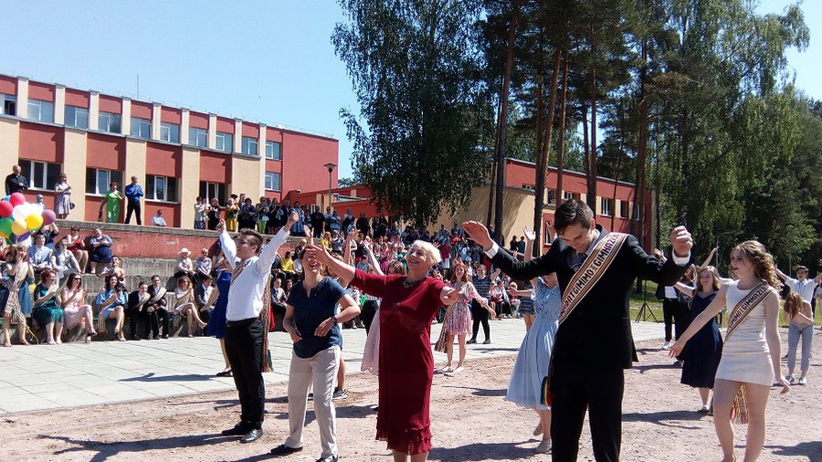 Последний звонок в «Atgimimo».  Для директора В. Бейнорене он прозвучал в 30-й раз - В Висагинасе