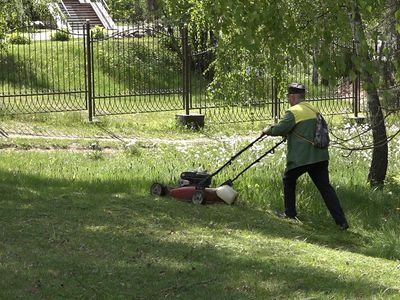 Начался покос. Скошена трава вдоль основных улиц и скверов (видео) - В Висагинасе
