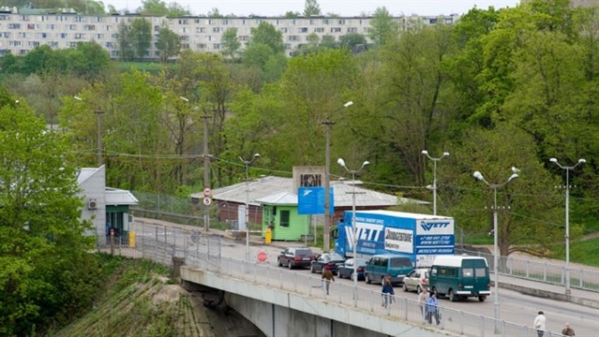 На пограничный пункт в Нарве не могут набрать сотрудников со знанием русского языка